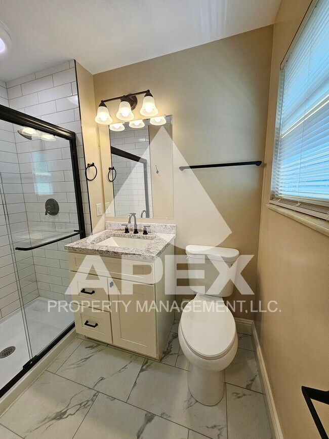 Building Photo - Renovated - 2 Bd 2.5 Ba Townhouse Duplex w/Huge Bonus room and oversized 1-car garage in West Kno...