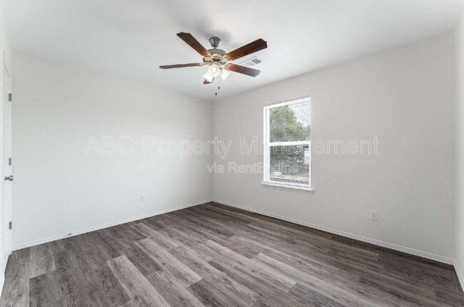 Building Photo - 955 S Benchmark Ln