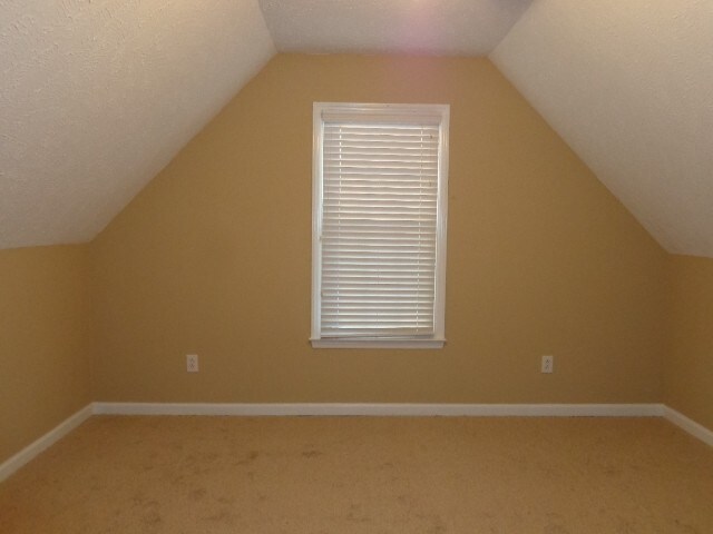 Building Photo - 2422 English Hill Dr