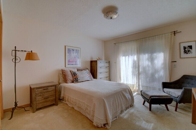 Building Photo - Executive 4 bedroom NE Heights home