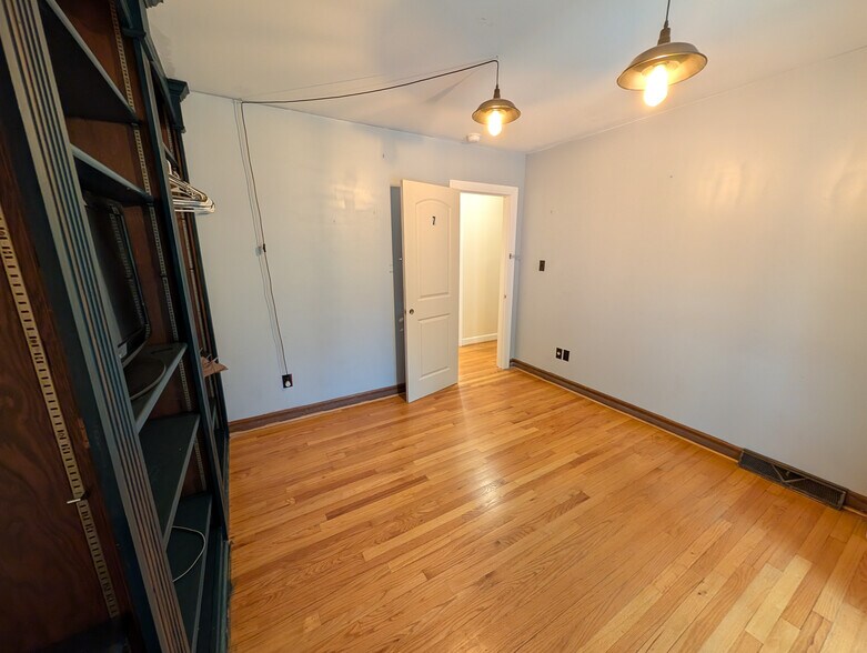 Building Photo - Room in House on Ranson Rd