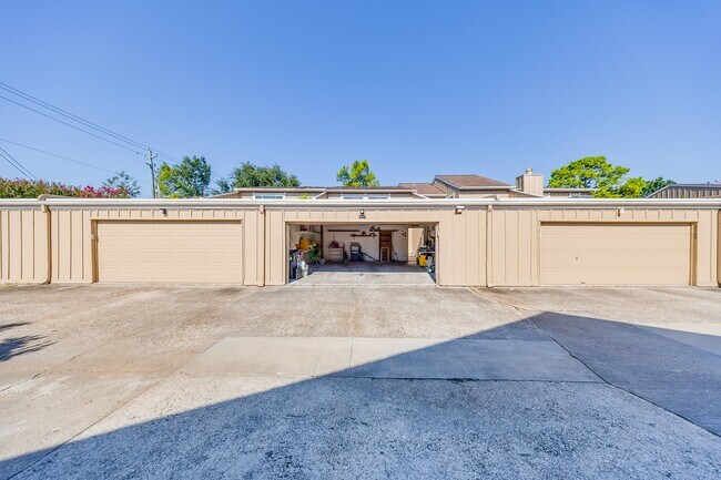 Building Photo - 2391 Crescent Park Dr
