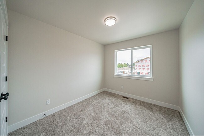 Building Photo - Beautiful 4-Bedroom Townhome for Rent off of Sunnyside in Idaho Falls