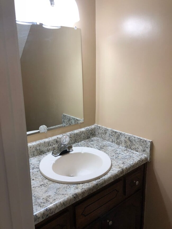Building Photo - 2 bedroom/ 1.5 bath Unit