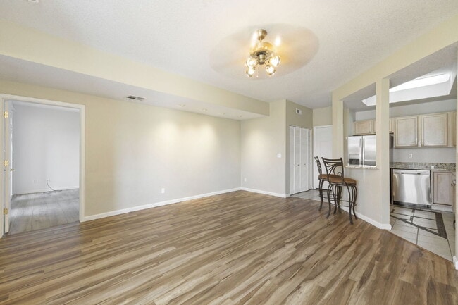 Building Photo - "Chic & Spacious 2-Bed, 2-Bath Condo with Granite Elegance in Littleton!"