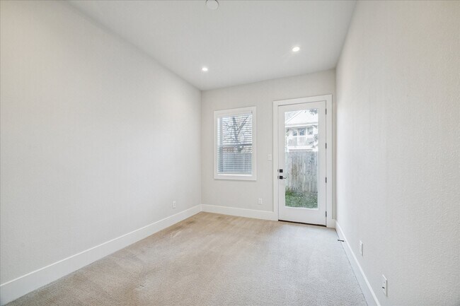 Building Photo - 1412 Lawrence St