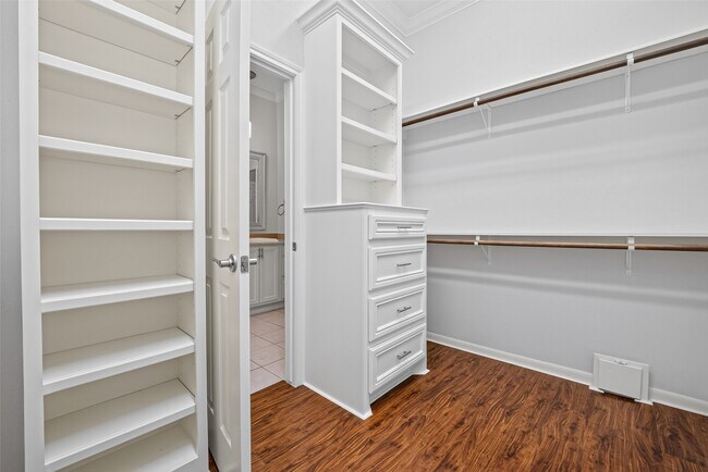 Building Photo - 10310 Chevy Chase Dr