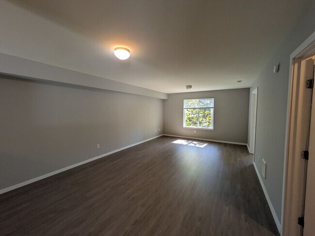 Building Photo - 2 Bedroom 2 Bath Apartment on Bakerview Rd