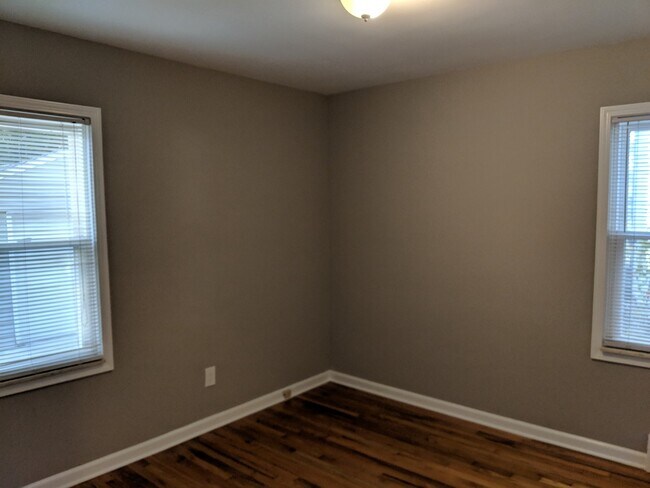 Building Photo - 707 N Altadena Ave