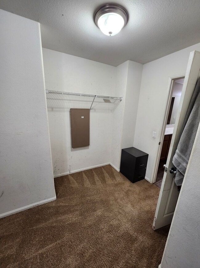 Building Photo - Beautiful two-story townhouse in Fontana G...
