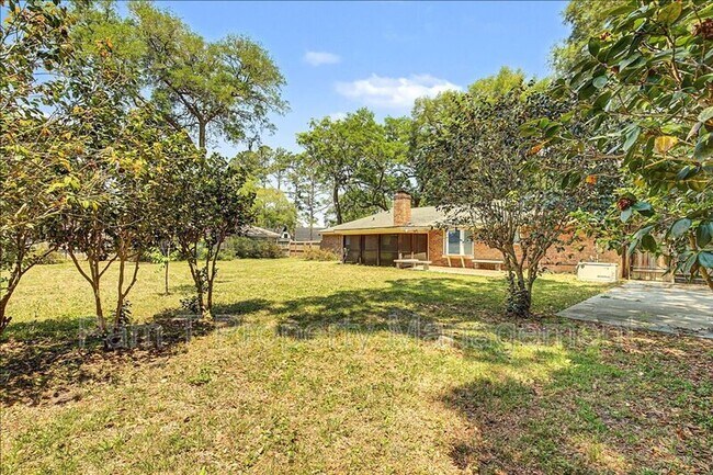 Building Photo - 211 Hillary Rd