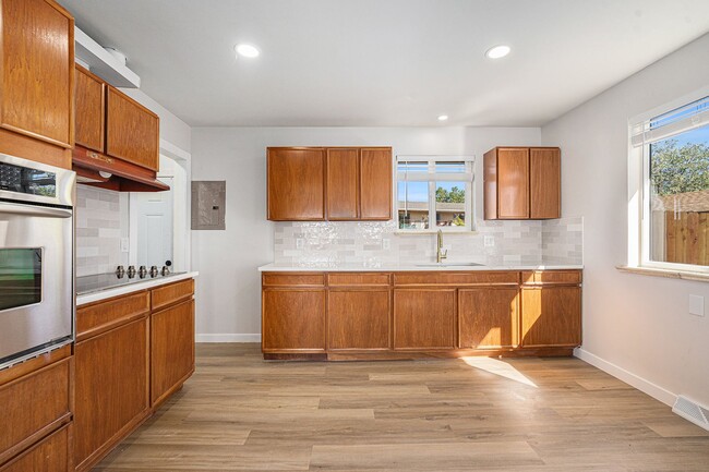 Building Photo - Spacious 6-Bed 3-Bath Home in Federal Heights/Denver