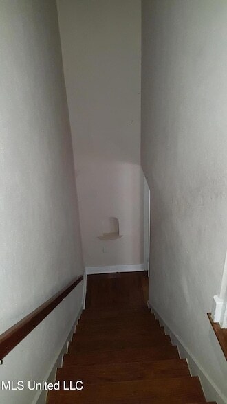 Building Photo - 327 Decelle St