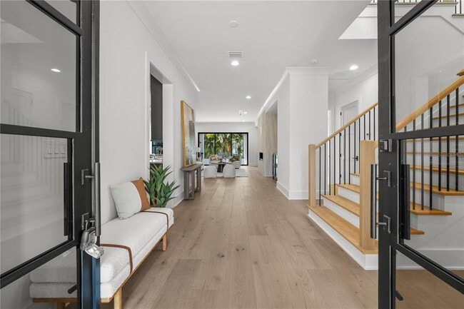 Building Photo - 5024 W Dickens Ave