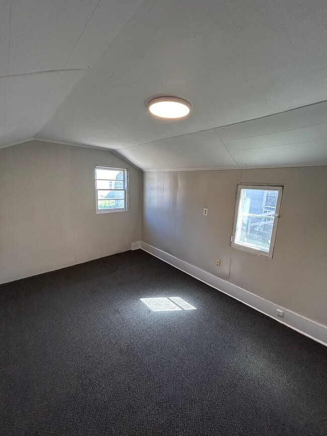 Building Photo - 808 W Walnut St