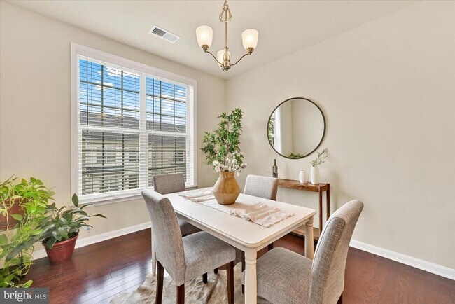 Building Photo - 2557 Campus Way N