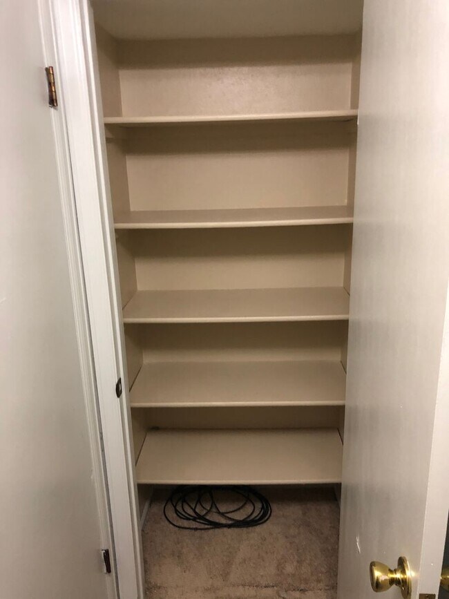 Building Photo - Available Now-4BR/2BA SINGLE FAMILY HOME