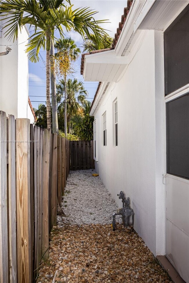 Building Photo - 8926 Dickens Ave