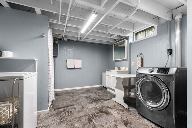 Building Photo - 733 W 4th St