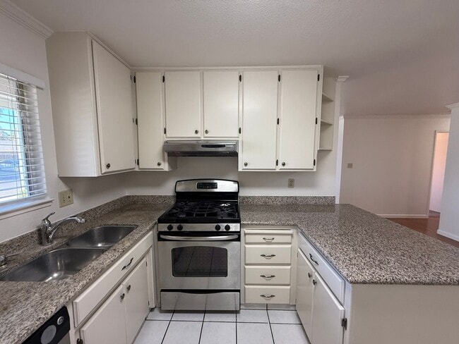 Building Photo - 4-bedroom single story in East Modesto!