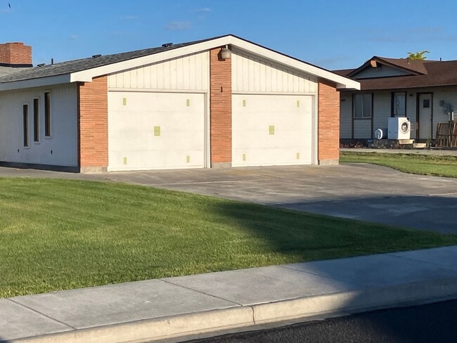 Building Photo - Lake Front Home For Rent! 1/2 Off First Full Months Rent Move in Special!!!