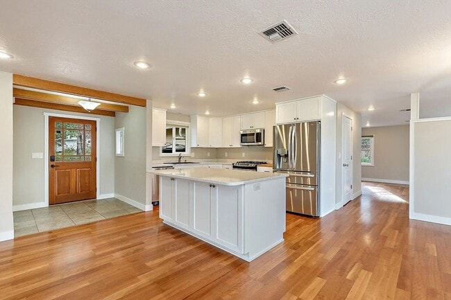 Building Photo - Beautiful home on large, landscaped flag lot - Available March