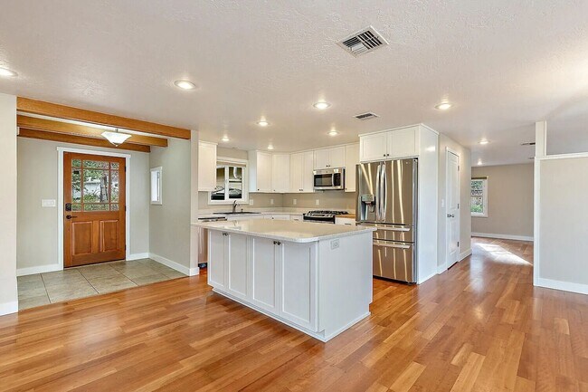 Building Photo - Beautiful home on large, landscaped flag lot - Available Now