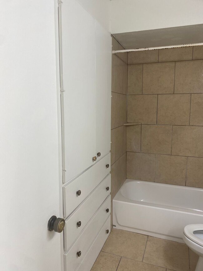 Building Photo - Great 2 Bedroom Condo !