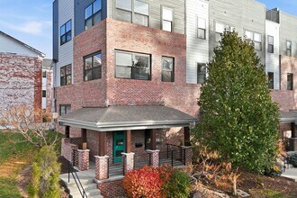 Building Photo - Stylish Midtown townhouse with stunning city views!