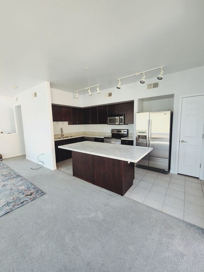 Building Photo - Lovely Parkside Townhome!