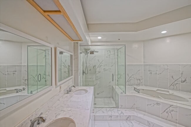 Building Photo - **Move in Special $1000 Off Third Months Rent** Remodeled Corner 3+2 Unit with Luxury Finishes Ne...