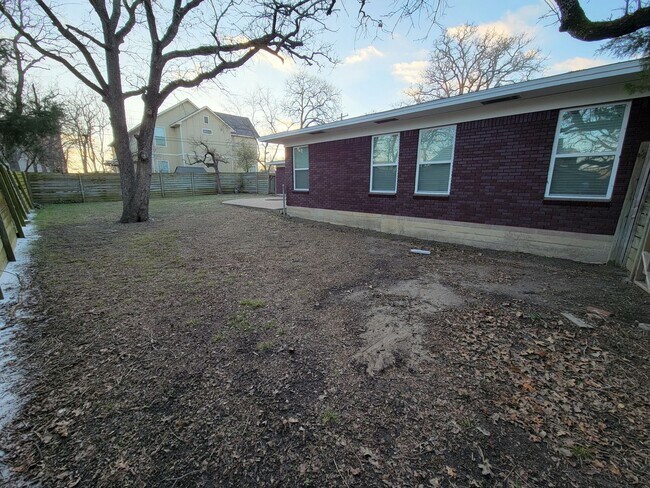 Building Photo - Bryan - 3 bed/ 2 bath / 2 car garage house with fenced back yard, near Texas A&M