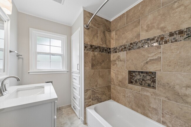 Building Photo - 3815 S Cincinnati Ave