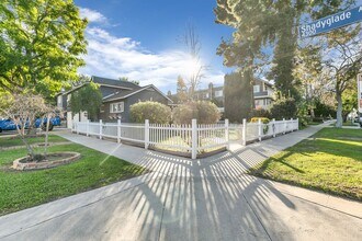 Building Photo - 12334 Moorpark St