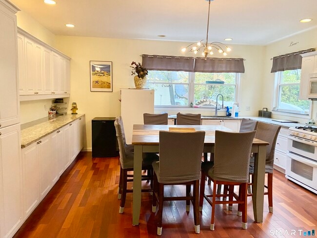 Building Photo - 1908 Stratfield Rd