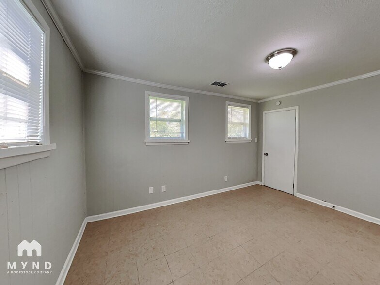 Building Photo - 2611 Lake Harbin Rd