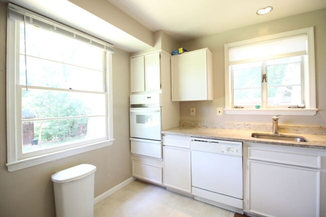 Building Photo - Charming 3 Bed 2.5 Bath Brick Home With Sp...