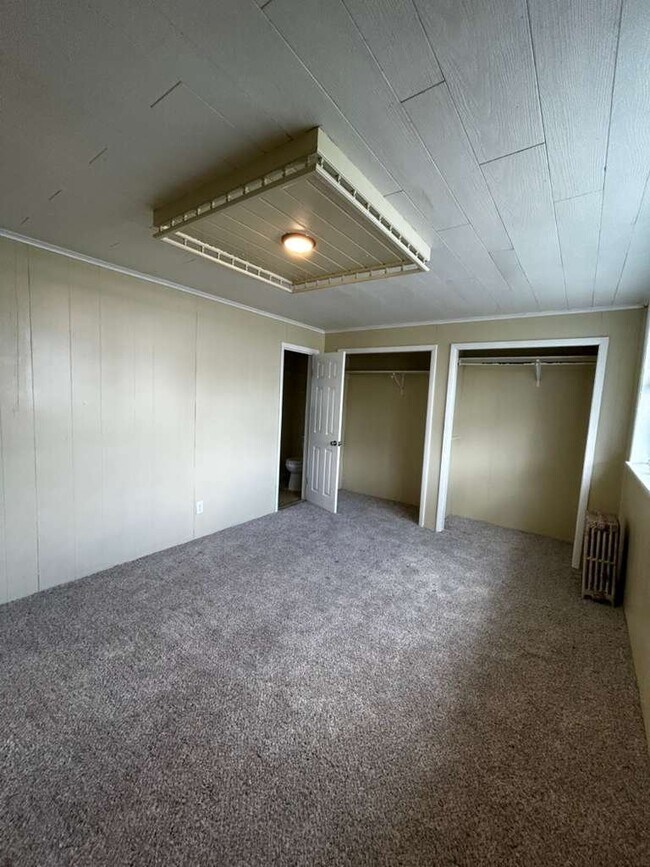 Building Photo - 41 Fallbrook St