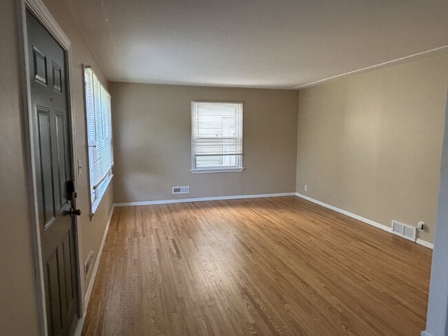 Building Photo - Charming 4-Bedroom Single Family Home on C...