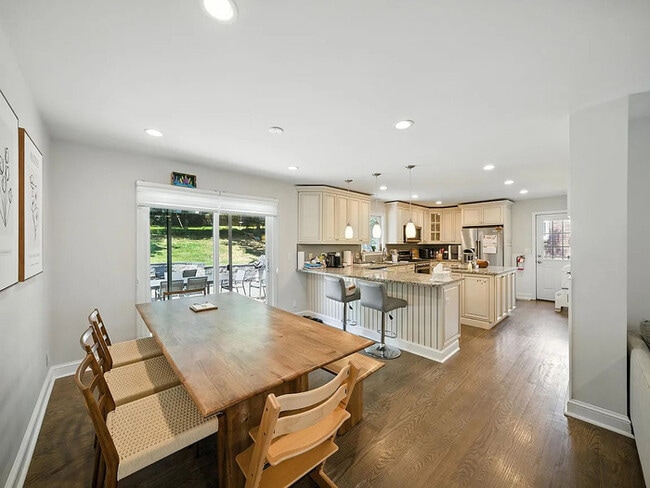 Building Photo - Beautifully renovated 4-bedroom, 4-bath re...