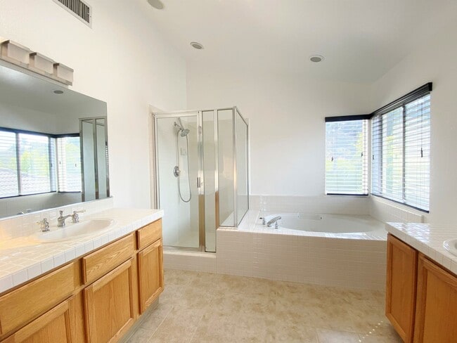 Building Photo - Spectacular 4 bd. 3 bath home in prime Dis...