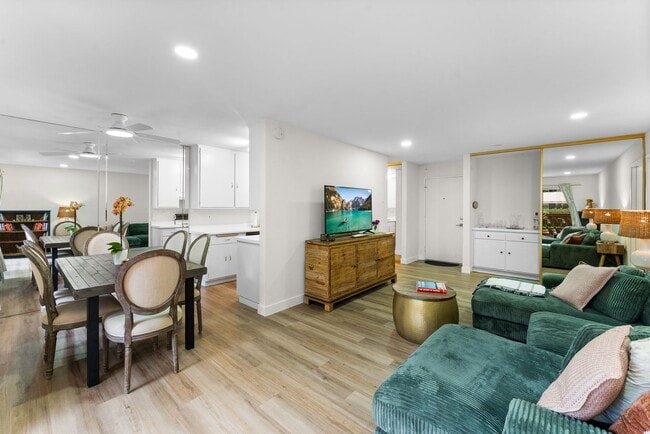 Building Photo - Beautiful 2BD/2BA Condo in Prime Pacific Beach Location!