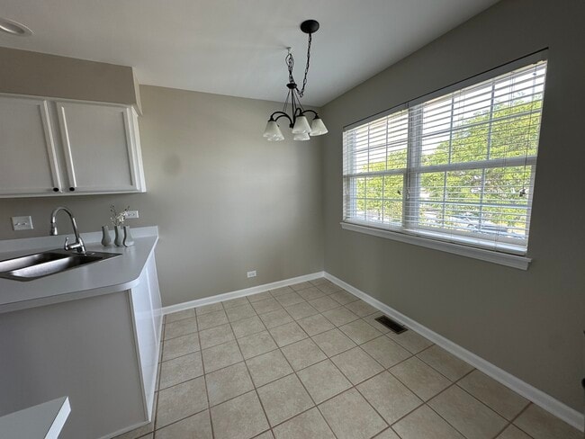 Building Photo - 2473 Dickens Dr