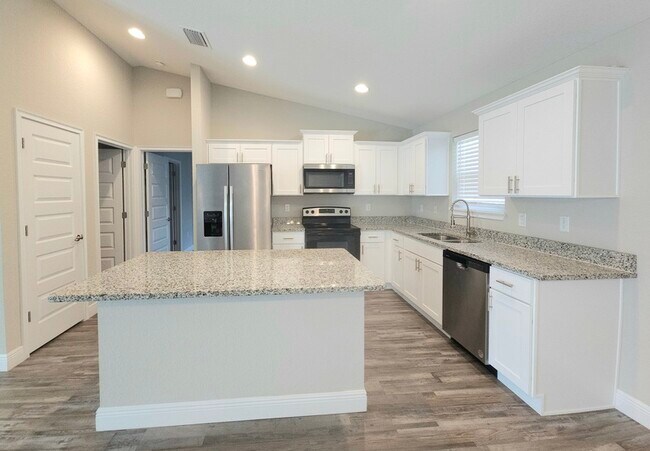 Building Photo - 106 Oak Cir