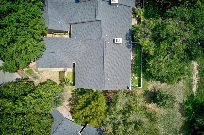 Building Photo - 7211 Lakewood Dr