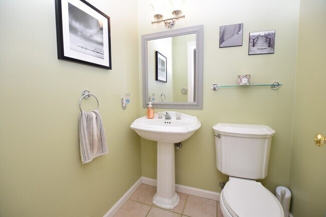 Building Photo - 398 Davis St