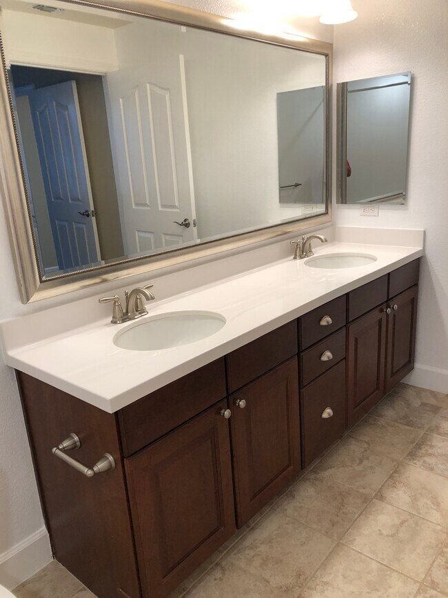 Building Photo - 1120 Karby Ter