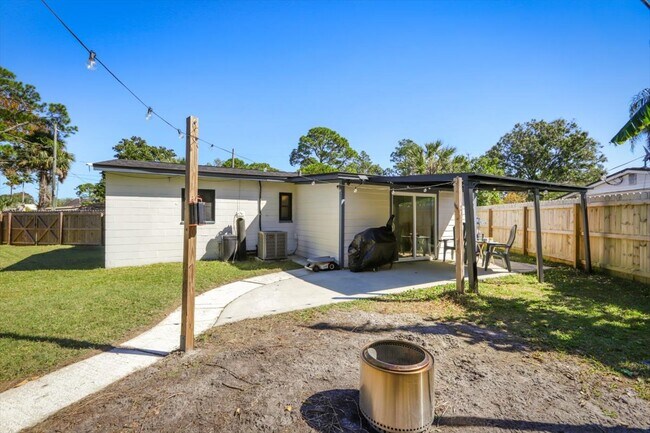 Building Photo - 3506 Claridge Rd E