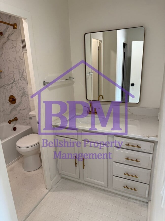 Building Photo - Modern 2 Bed, 2 Bath Condo in the Heart of...
