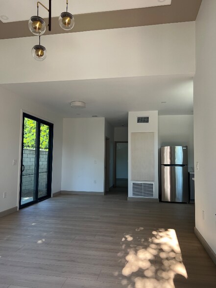 Building Photo - 913 Wildrose Ave